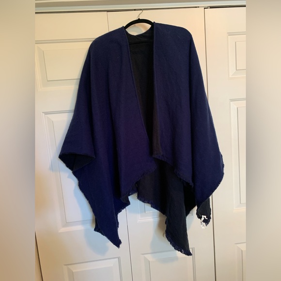 Banana Republic | Reversible Poncho - Picture 2 of 4